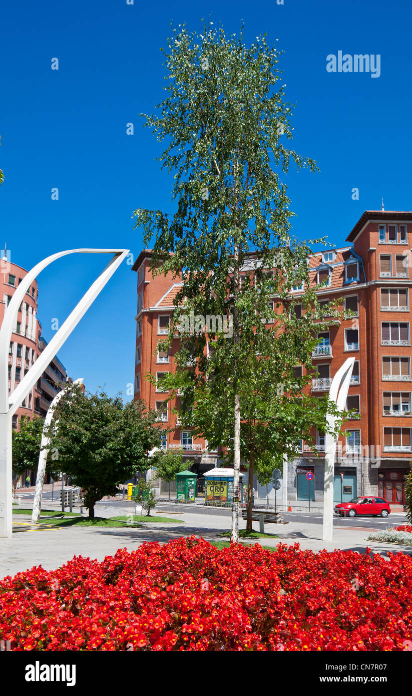 Spagna, Biscaye, Paese Basco spagnolo, Bilbao, Indautxu piazza con un giardino Foto Stock