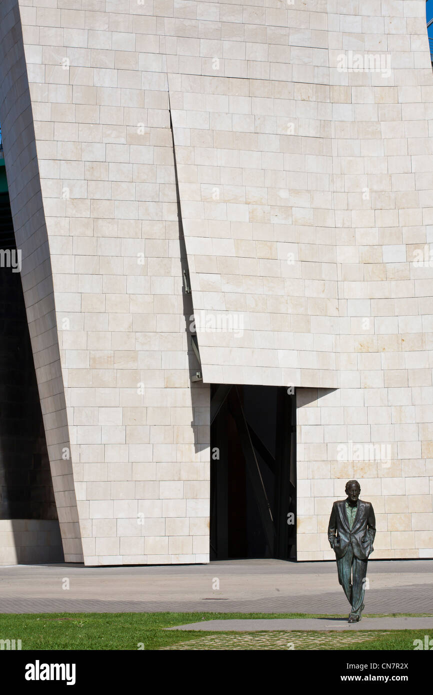 Spagna, Biscaye, Paese Basco spagnolo, Bilbao, sponde del fiume Nervion, statua del primo governo basco presidente Ramon Foto Stock