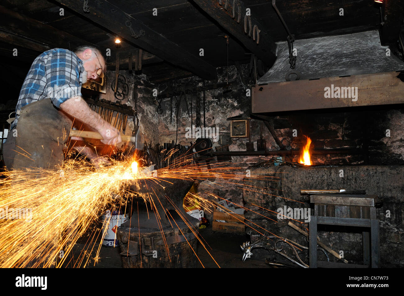 Francia, Territoire de Belfort, Etueffont, museo della fucina, un fabbro al lavoro, rendendo a Damasco Coltello in acciaio Foto Stock