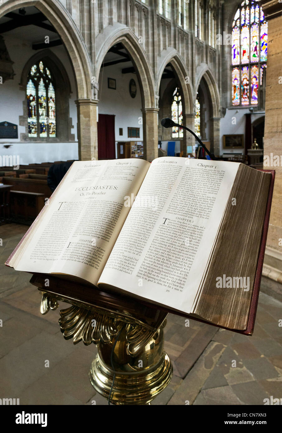 La Santa Bibbia aperta a libro di Ecclesiaste, Chiesa della Santissima Trinità, Stratford-upon-Avon, Warwickshire, Inghilterra, Regno Unito Foto Stock