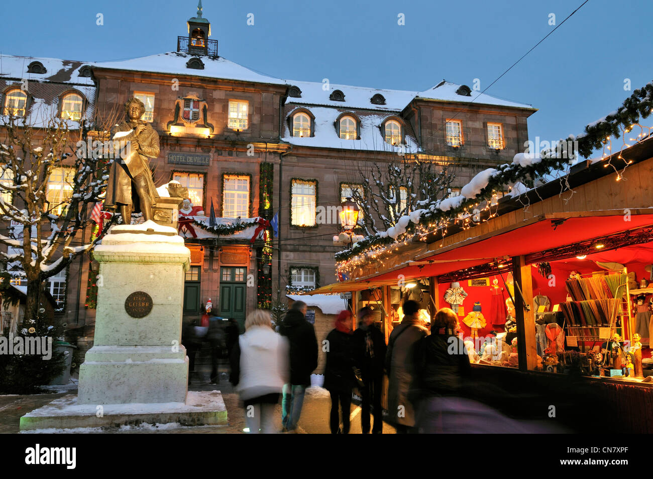 Francia, Doubs, Montbéliard, Place Saint Martin, mercato di Natale, statua di Georges Cuvier fece nel 1769 in Montbéliard, nella parte anteriore Foto Stock