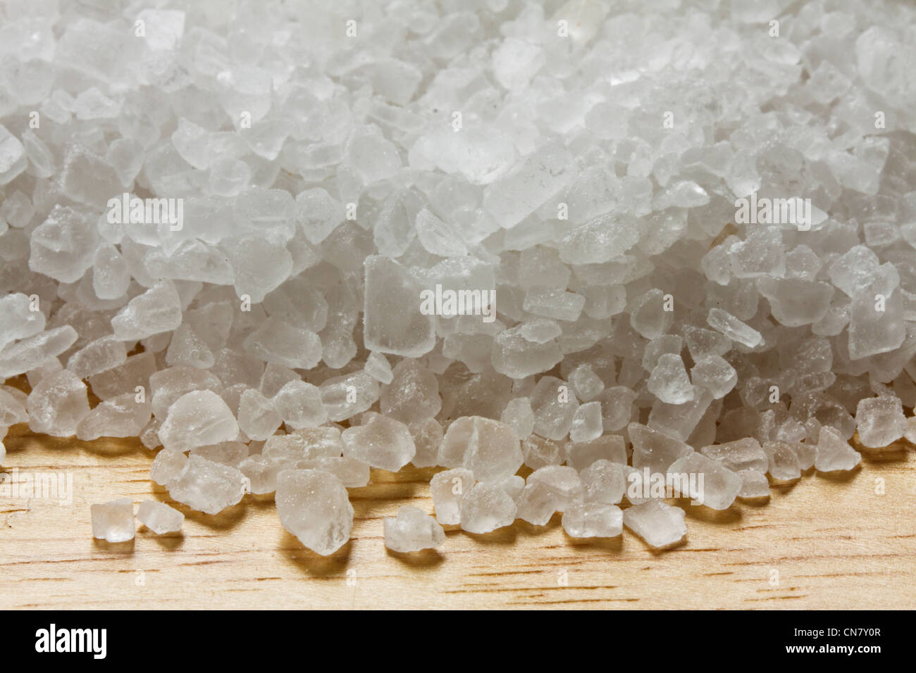 Cucina fresca sale di roccia su un tavolo di legno Foto Stock