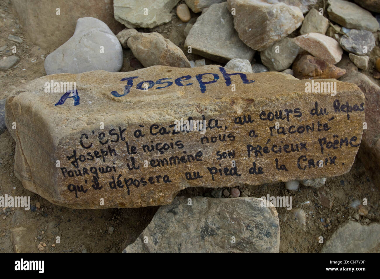 Spagna, Castiglia e Leon, Cruz de Ferro, ex voto lasciati dai pellegrini ai piedi della Cruz de Ferro che segna il passaggio in cima Foto Stock