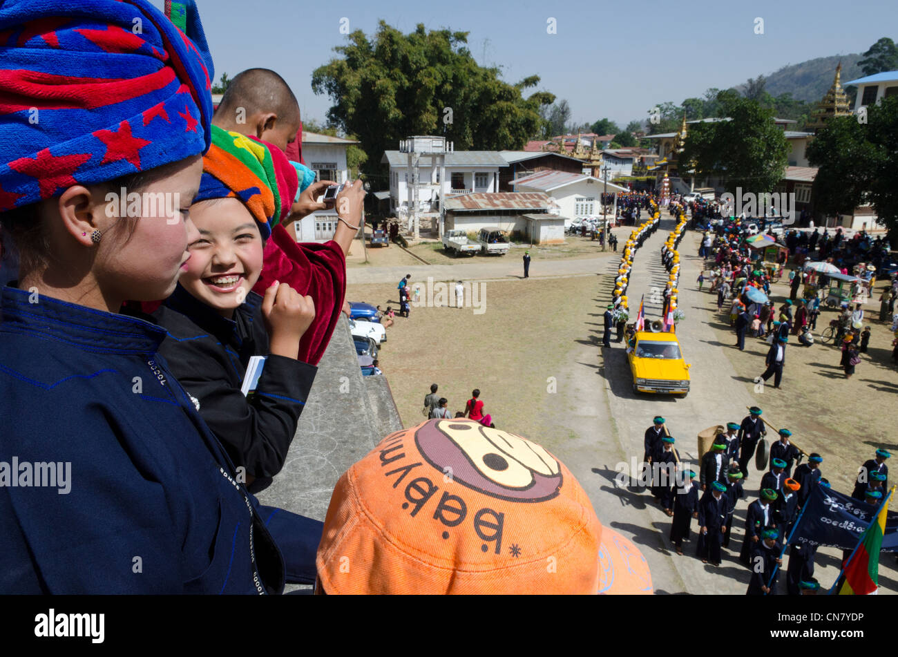 Processione annuale al monastero sulle pa Oh minoranza Giornata Nazionale. Taungyi. A sud dello Stato di Shan. Myanmar. Foto Stock