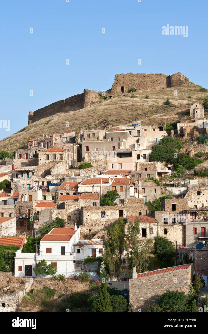 La Grecia, isola di Chios, il pittoresco villaggio di Volissos sormontato da un castello medioevale Foto Stock