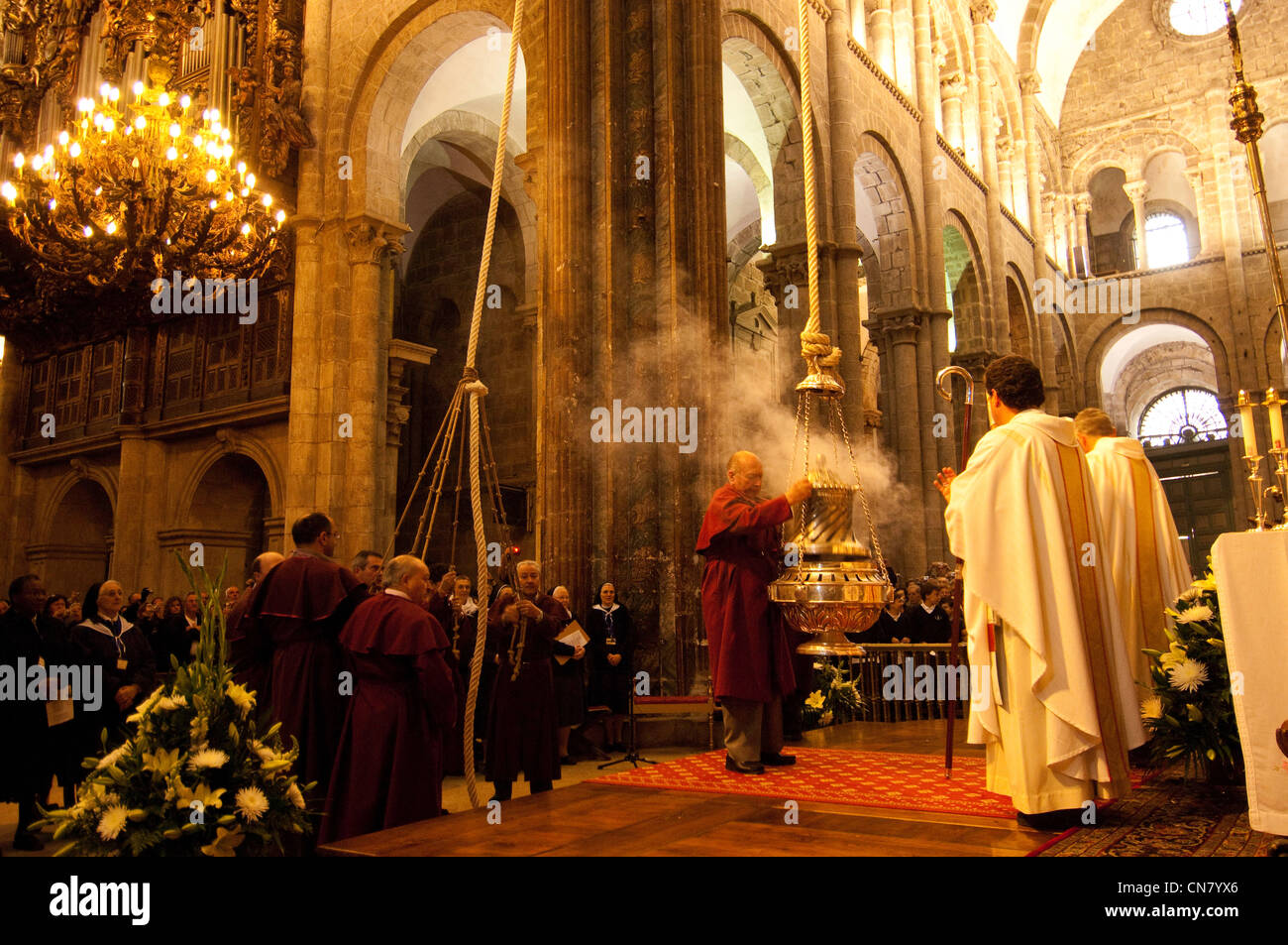 Spagna Galizia, Santiago de Compostela, classificato come patrimonio mondiale dall'UNESCO, la cerimonia del gigante bruciatore di incenso, o Foto Stock