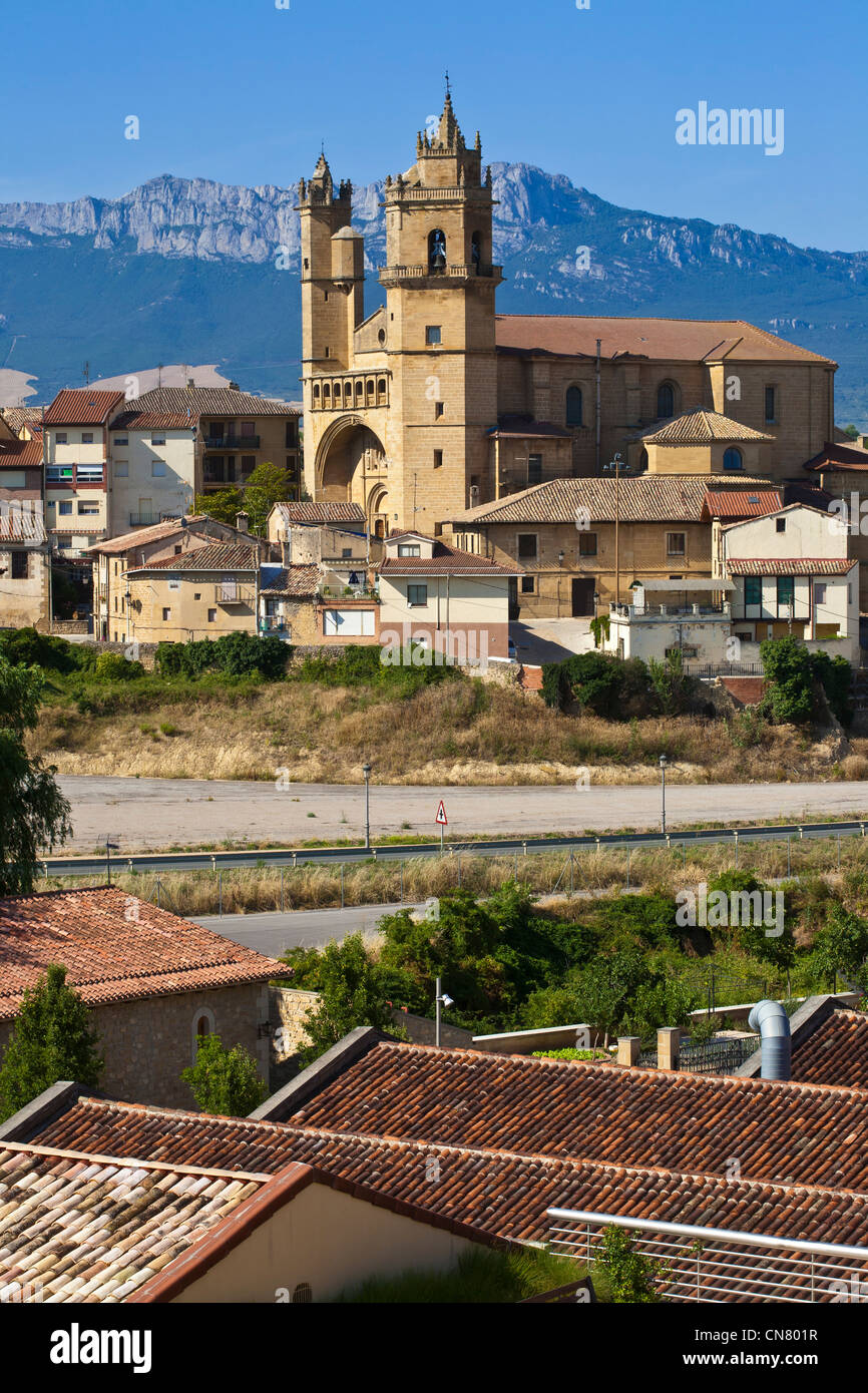 Spagna Paesi Baschi spagnoli, provincia di Alava, Rioja Alavesa, Elciego, XVI secolo San Andres chiesa con Cantabria Foto Stock