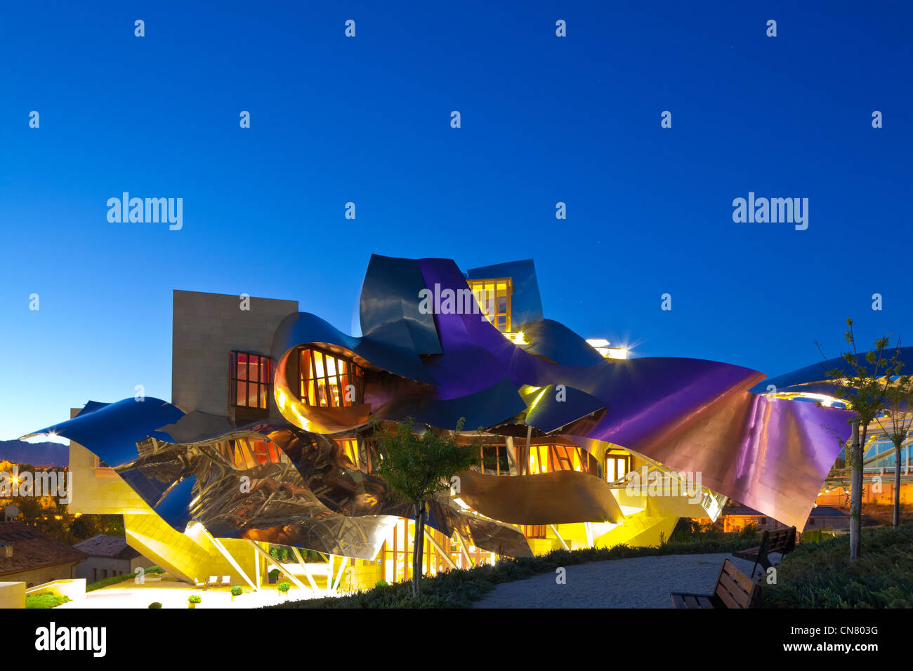 Spagna Paesi Baschi spagnoli, provincia di Alava, Rioja Alavesa, Elciego, Hotel Marques de Riscal progettato dall architetto Frank Owen Foto Stock