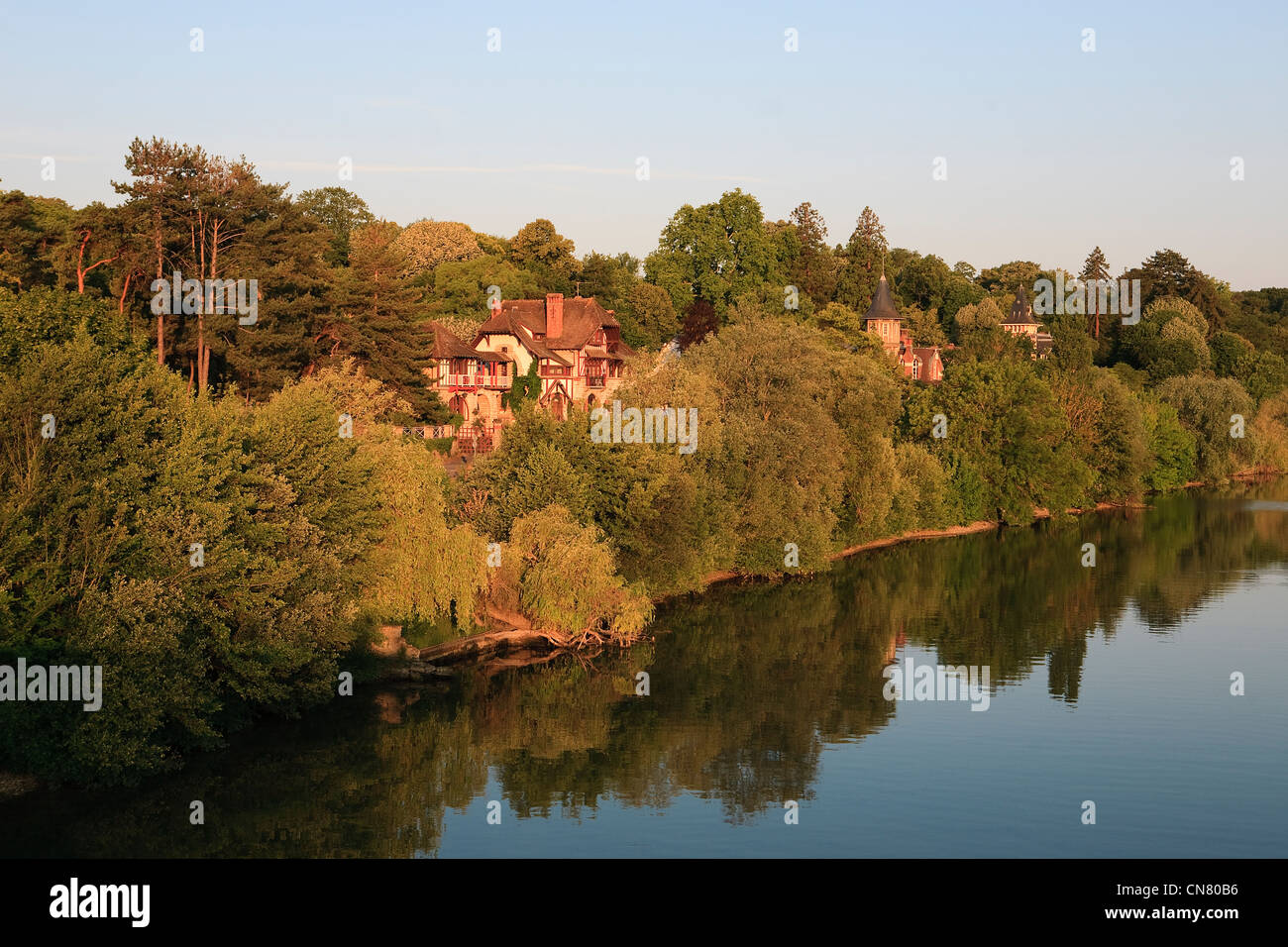 Francia, Seine et Marne (77), di Bois-le-Roi, diciannove centinaia di palazzi di stile del Quai de la Ruelle Foto Stock