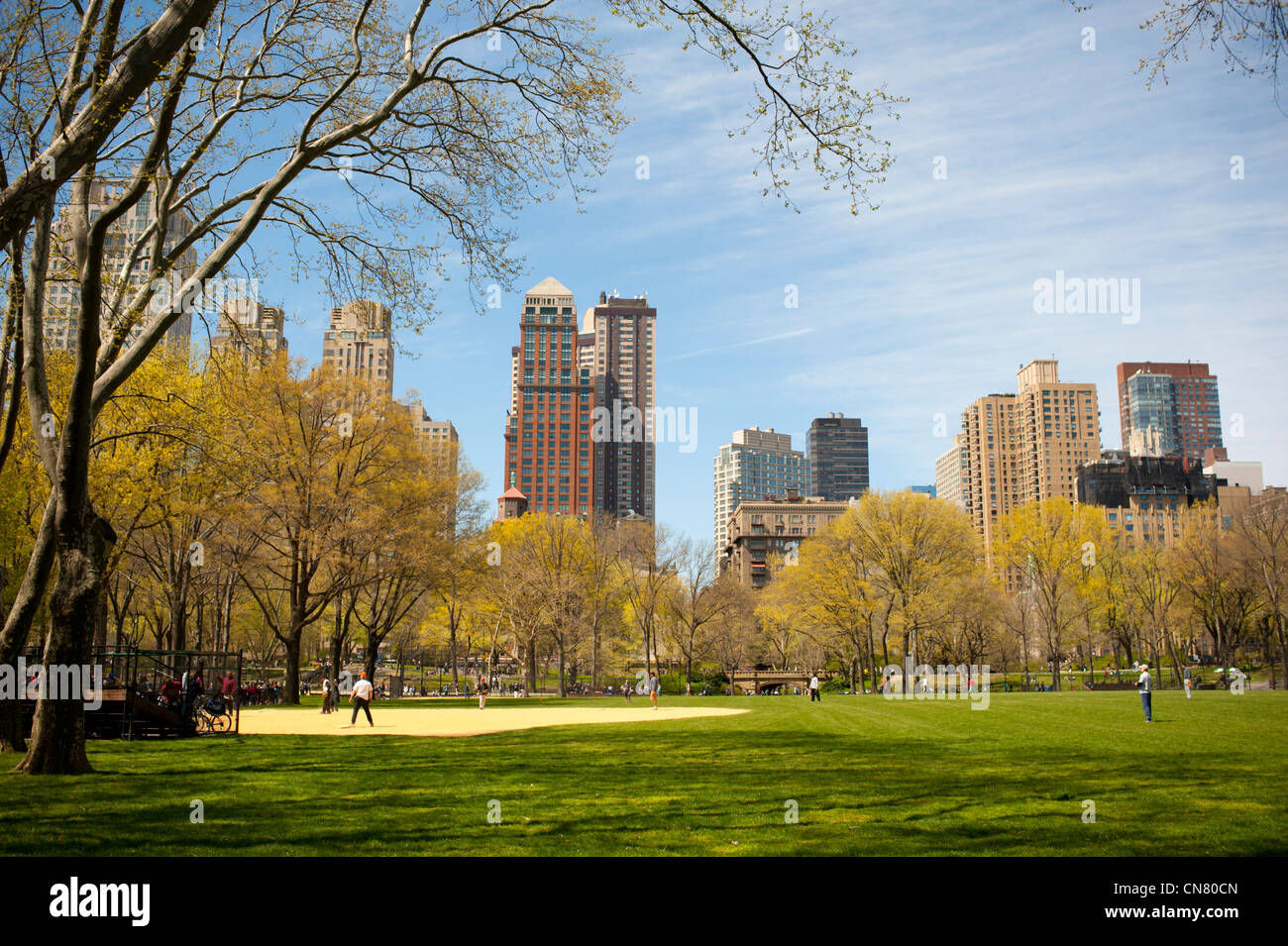 Stati Uniti d'America New York City New York NY Manhattan Central Park - campo da Baseball gioco che viene giocato Foto Stock