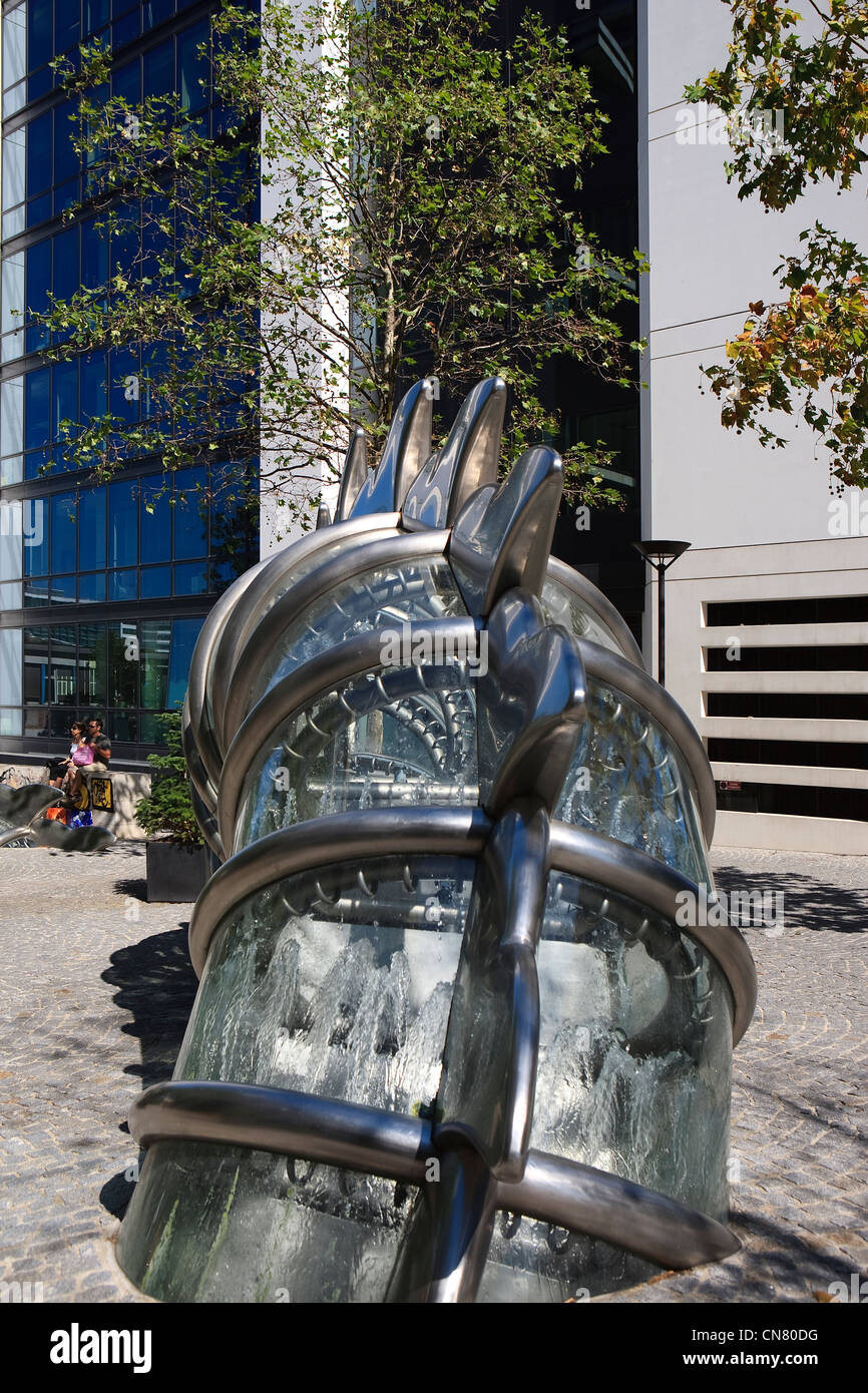 Francia, Parigi, Bibliotheque Nationale de France (BNF) distretto, persone di fronte alla struttura dell'artista Zhen chiamato Foto Stock