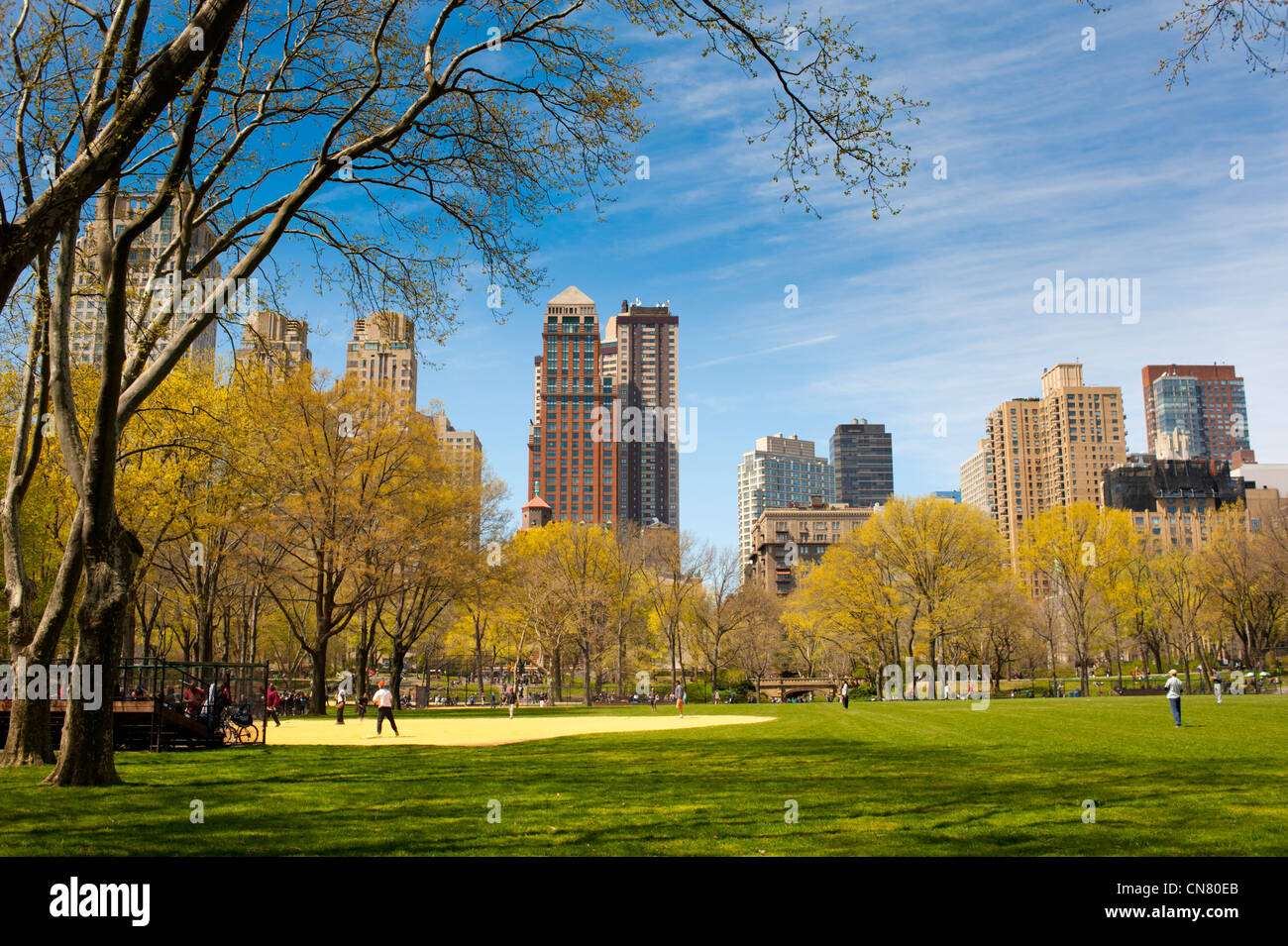 Stati Uniti d'America New York City New York NY Manhattan Central Park - campo da Baseball gioco che viene giocato Foto Stock
