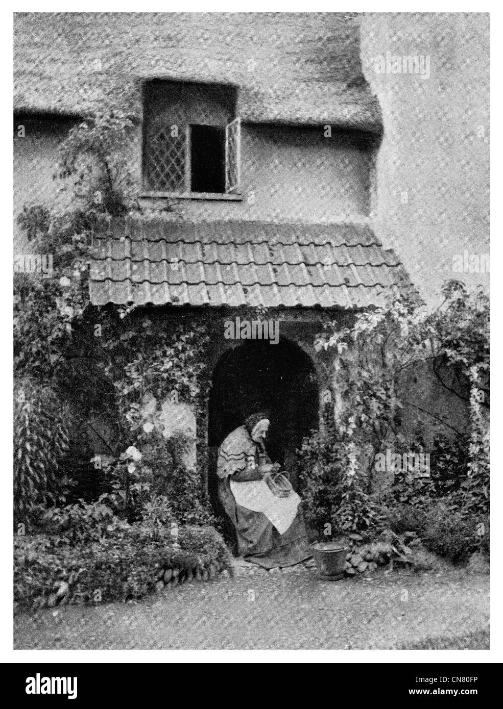 Vecchia donna età cottage in paglia home casa 1900 Foto Stock