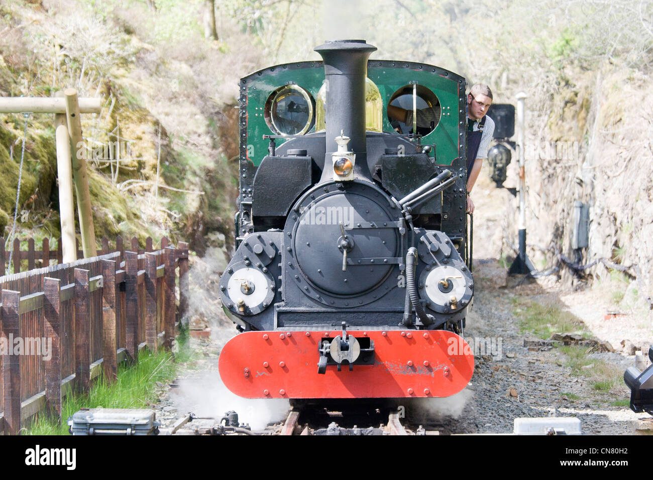 Locomotiva a vapore la trazione di un treno passeggeri sulla Blaenau Ffestiniog Railway Foto Stock