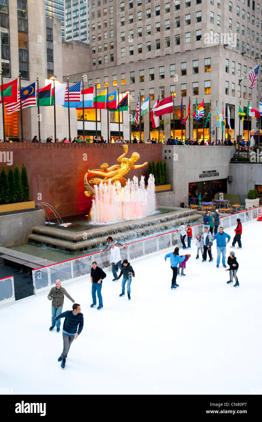 Stati Uniti d'America New York City il Rockefeller Center il pattinaggio su ghiaccio divertimento invernale all'aperto pattino 30 rock NBC Prometeo statua Foto Stock