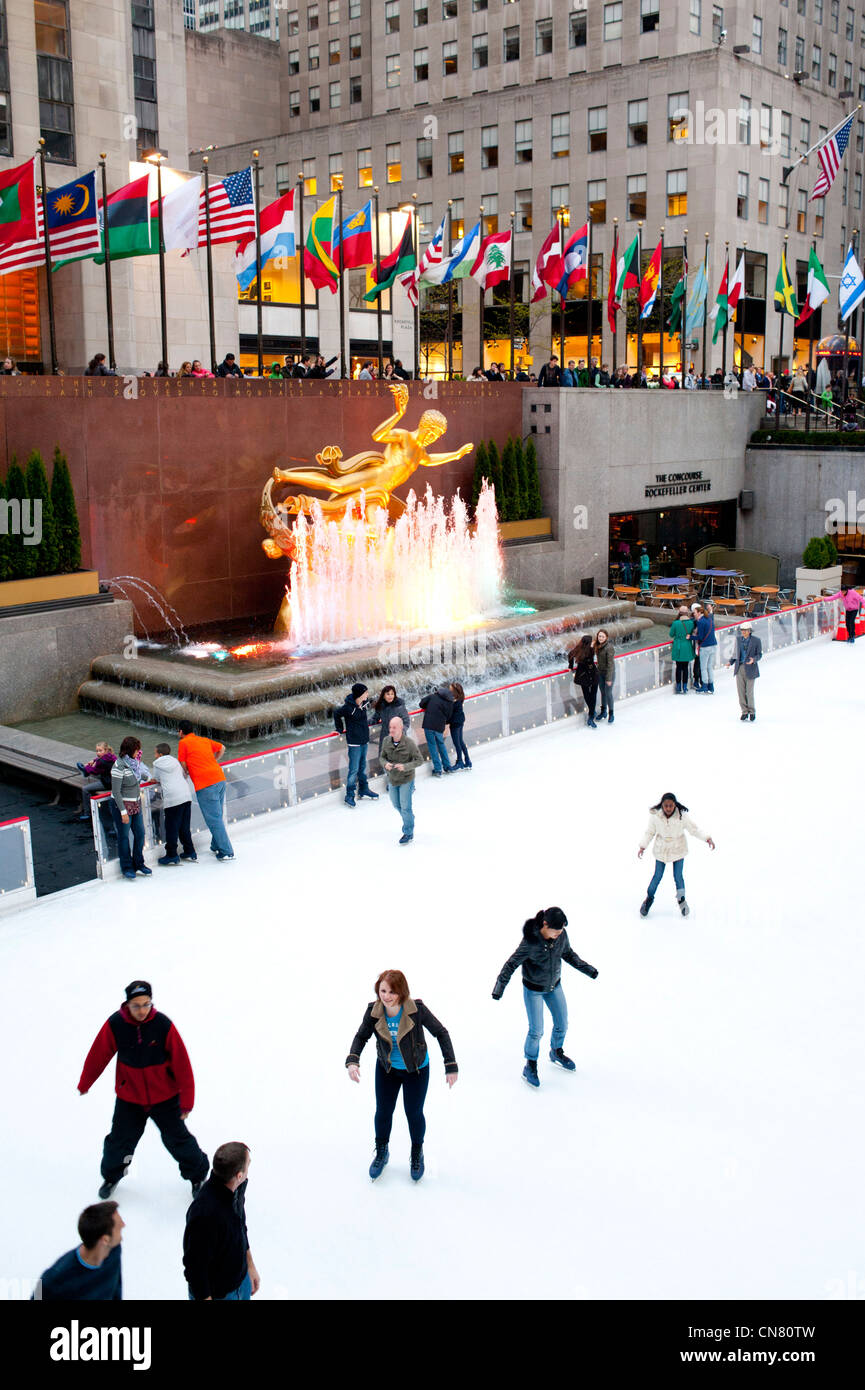 Stati Uniti d'America New York City il Rockefeller Center il pattinaggio su ghiaccio divertimento invernale all'aperto pattino 30 rock NBC Prometeo statua Foto Stock