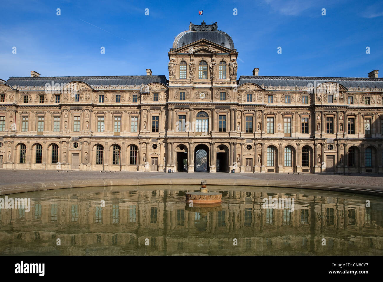 Francia, Parigi, il Campanile e il bacino del Cour Carree del museo del Louvre Foto Stock