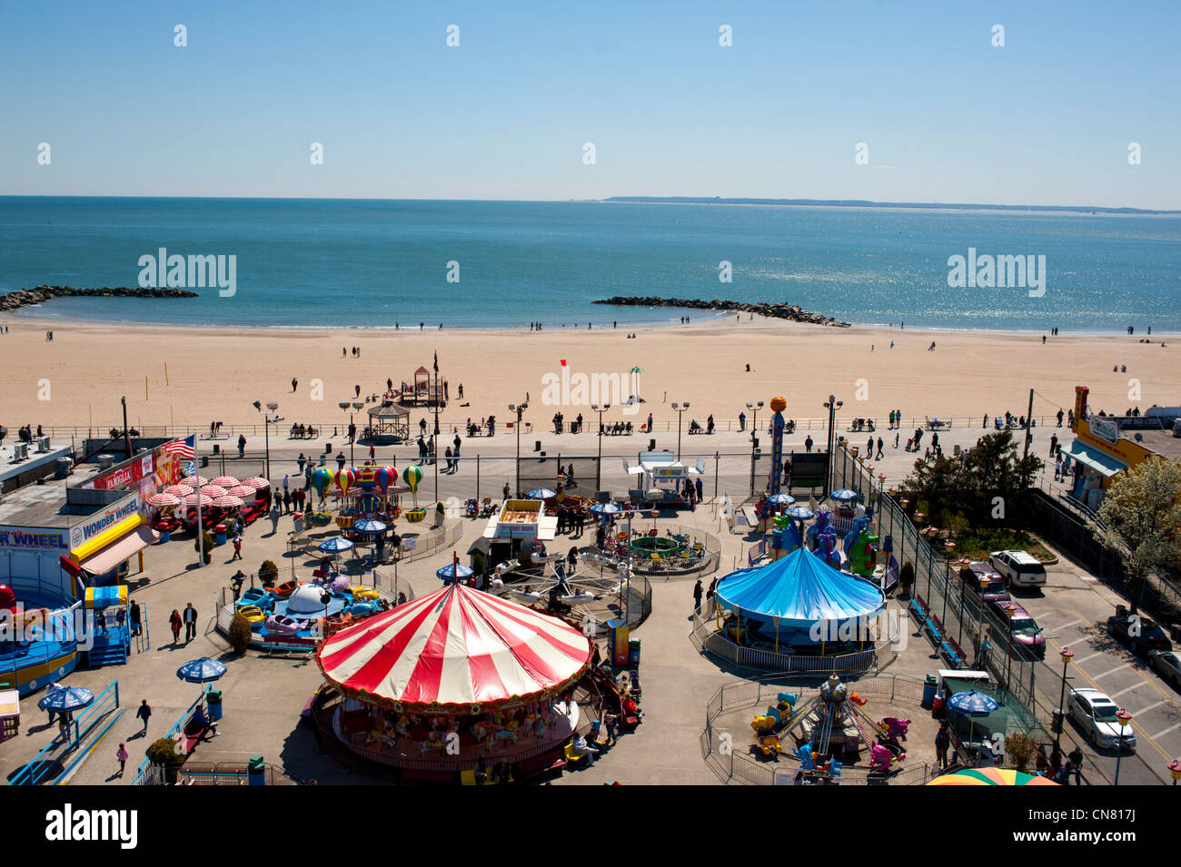 Stati Uniti d'America New York City Brooklyn NY NYC Coney Island panoramica di alcuni il parco dei divertimenti di giostre e la spiaggia Foto Stock
