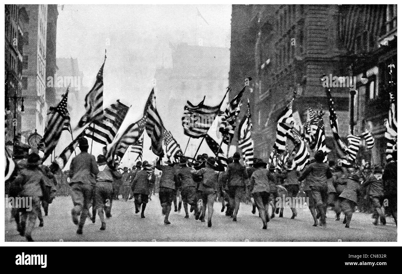 1917 Fifth Avenue di New York bandiera americana a stelle e strisce marzo parade Foto Stock
