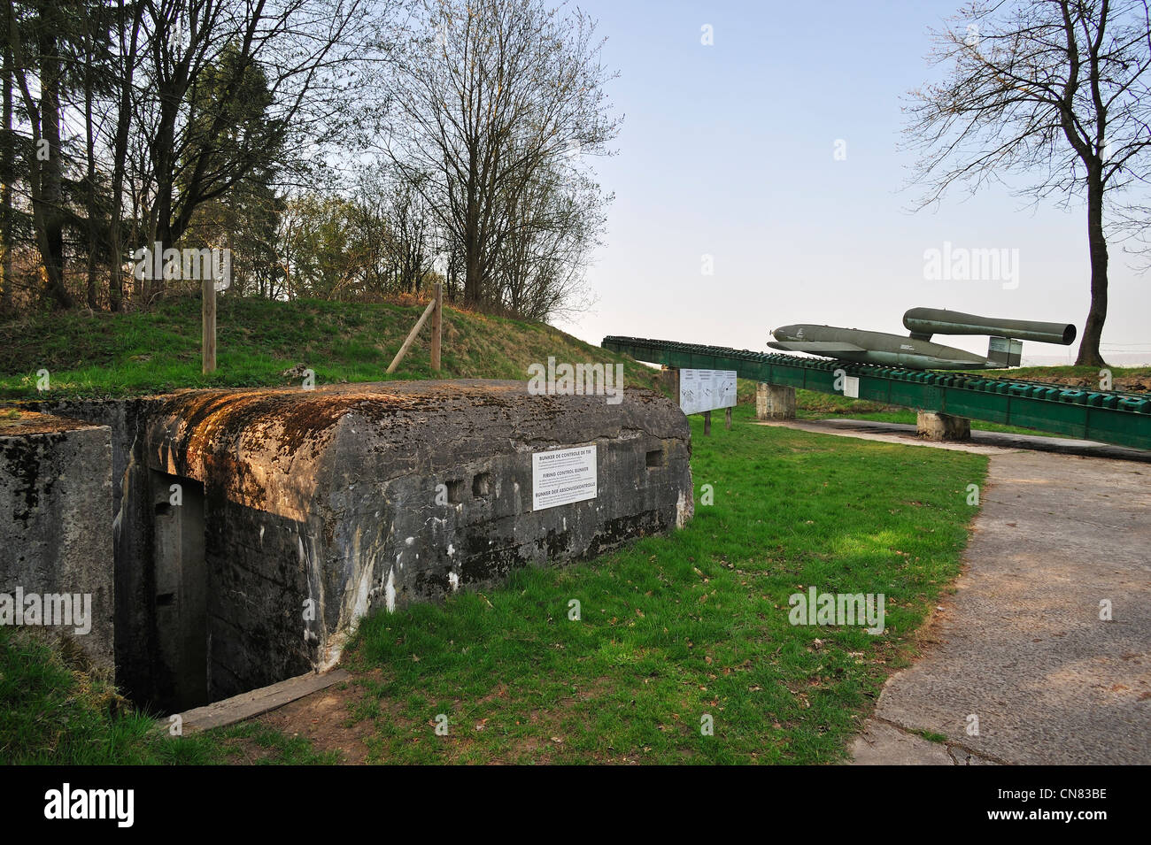 Guerra mondiale due bunker e rampa di lancio con battenti bomba / doodlebug a V1 sito di lancio, Ardouval / Val Ygot, Normandia, Francia Foto Stock