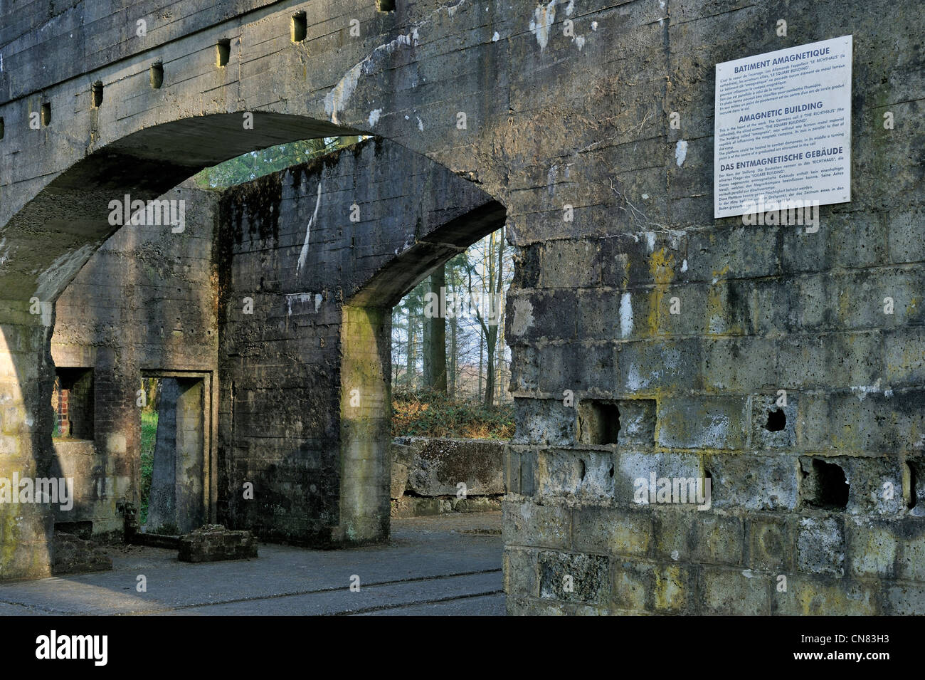 WWII edificio amagnetico per la calibrazione di un razzo di orientamento del sistema al V1 sito di lancio a Ardouval / Val Ygot, Normandia, Francia Foto Stock WWII edificio amagnetico per la calibrazione di un razzo di orientamento del sistema al V1 sito di lancio a Ardouval / Val Ygot, Normandia, Francia Foto Stock