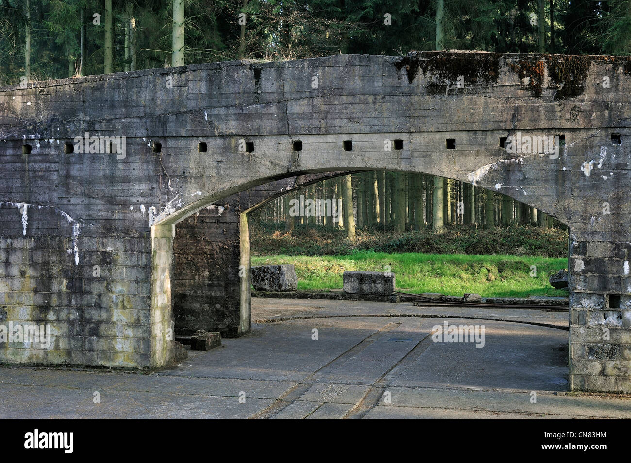 WWII edificio amagnetico per la calibrazione di un razzo di orientamento del sistema al V1 sito di lancio a Ardouval / Val Ygot, Normandia, Francia Foto Stock WWII edificio amagnetico per la calibrazione di un razzo di orientamento del sistema al V1 sito di lancio a Ardouval / Val Ygot, Normandia, Francia Foto Stock