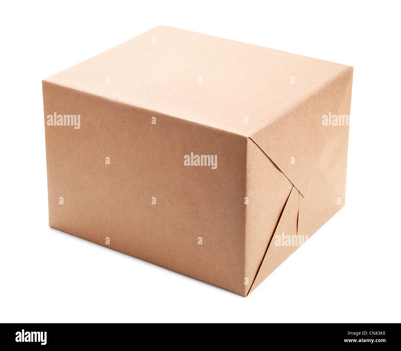 Pacco avvolto marrone con della carta da imballaggio isolato su bianco Foto Stock