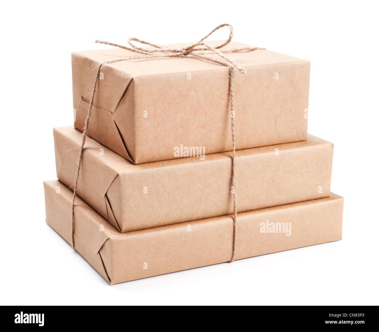 Pila di pacchi avvolti marrone con della carta da imballaggio isolato su  bianco Foto stock - Alamy