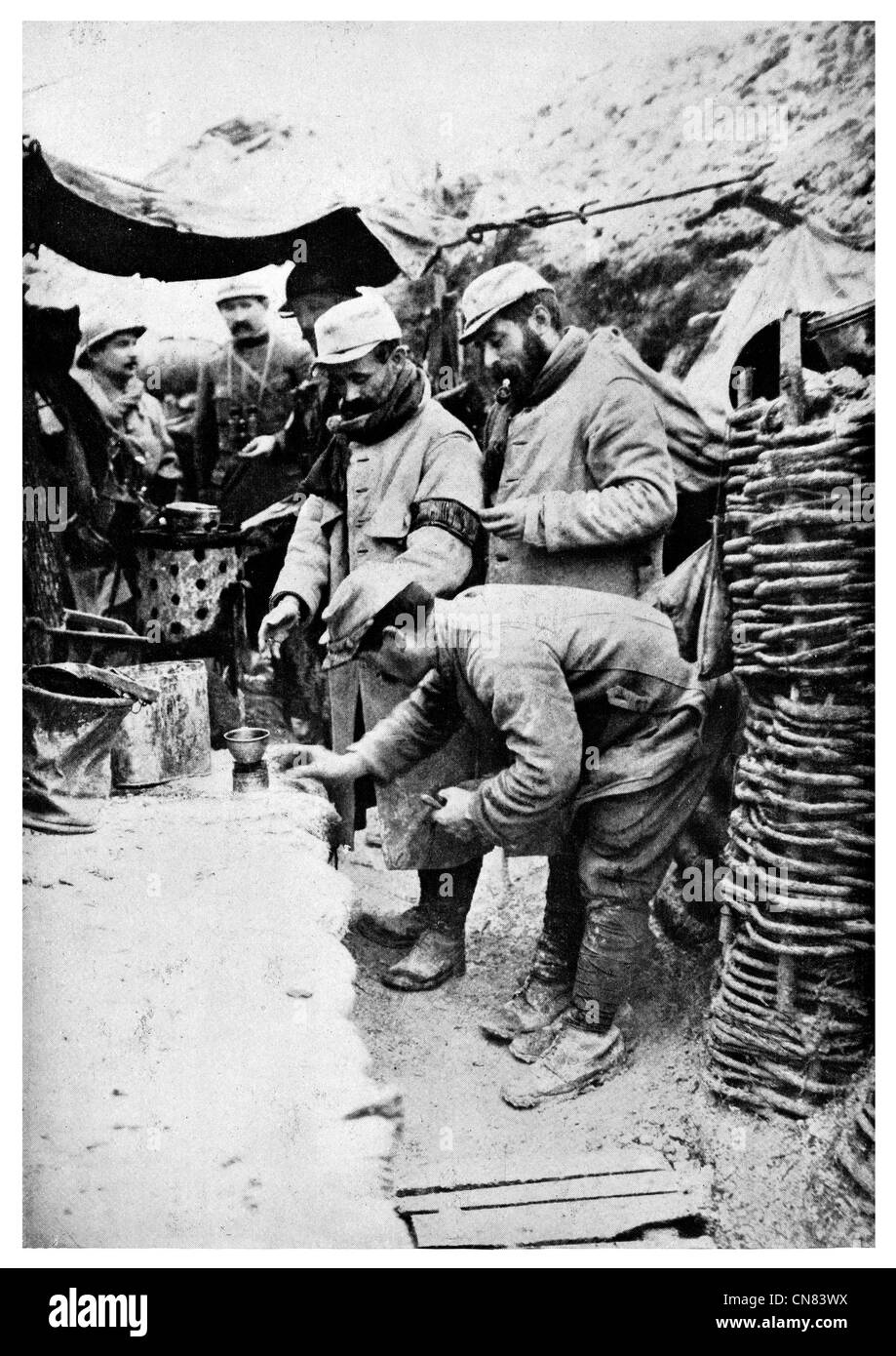 Il riscaldamento del vino linea anteriore trincea francese Guerra Mondiale 1 pubblicato per la prima volta 1917 Foto Stock