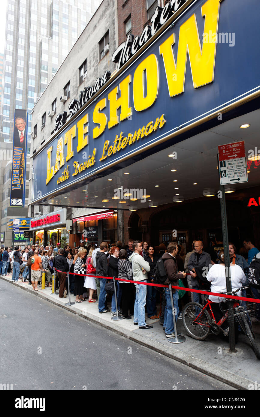 Stati Uniti, New York City Manhattan Midtown, linea di fronte lo studio del Late Show di David Latterman broadcast Foto Stock