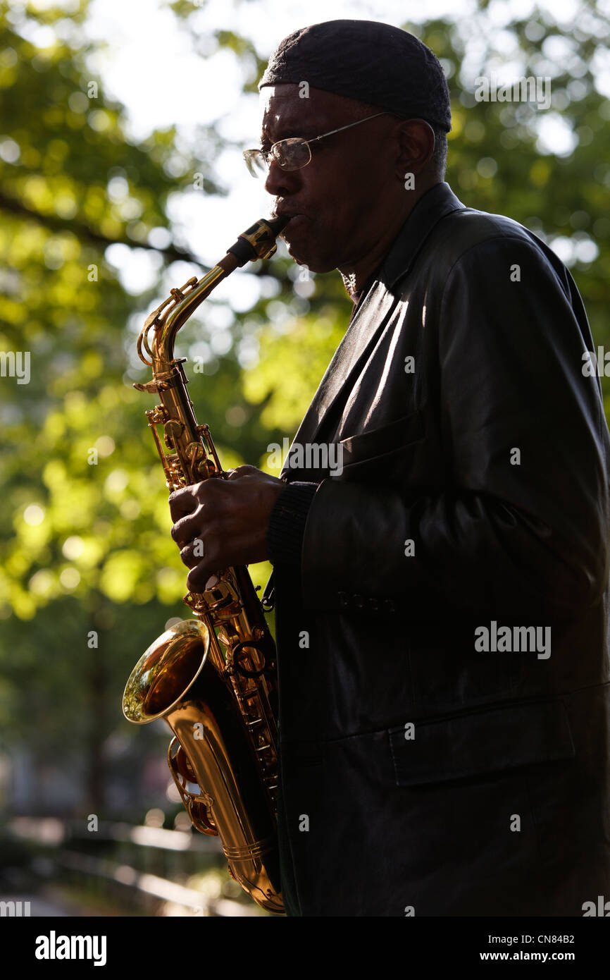 Stati Uniti, New York City, Manhattan, Greenwich Village, sassofonista Foto Stock