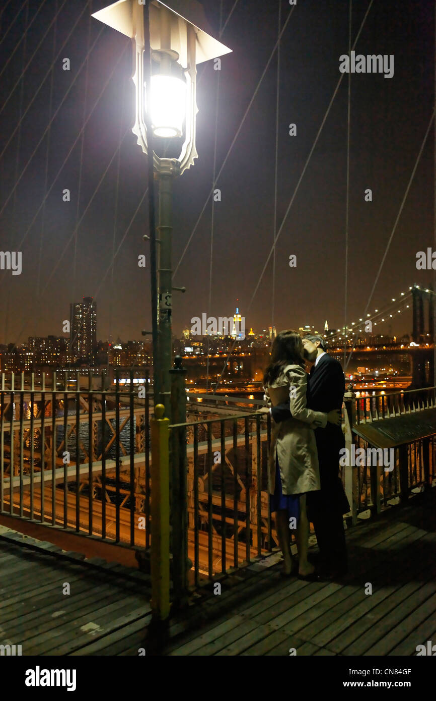 Stati Uniti, New York City, Manhattan, giovane kissing stesso sul ponte di Brooklyn Foto Stock