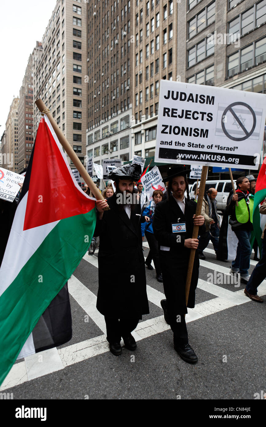 Stati Uniti, New York City Manhattan Midtown, 7th avenue, anti sionista raccolta di dimostrazione ebrei ortodossi e Foto Stock