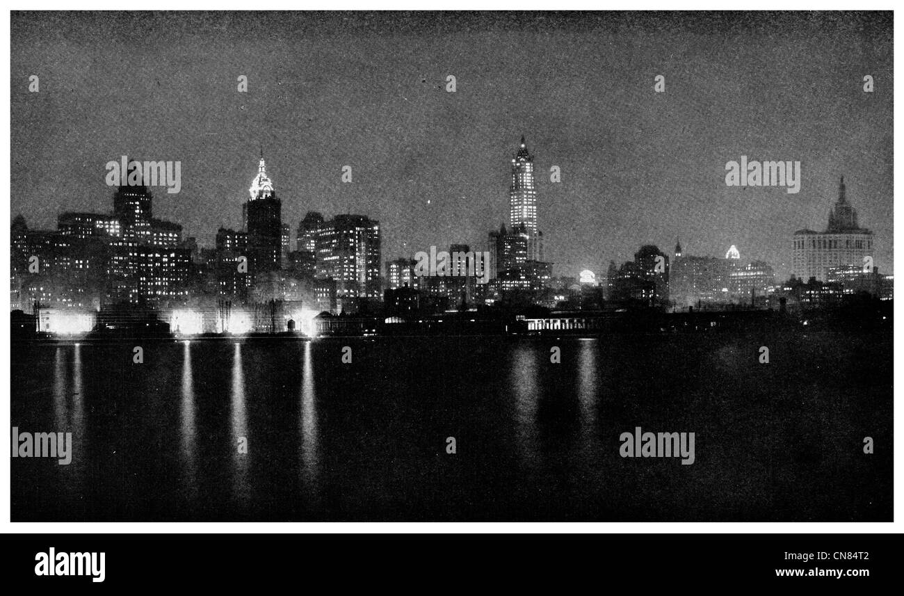 Pubblicato per la prima volta 1917 New York Sky Line di notte Foto Stock