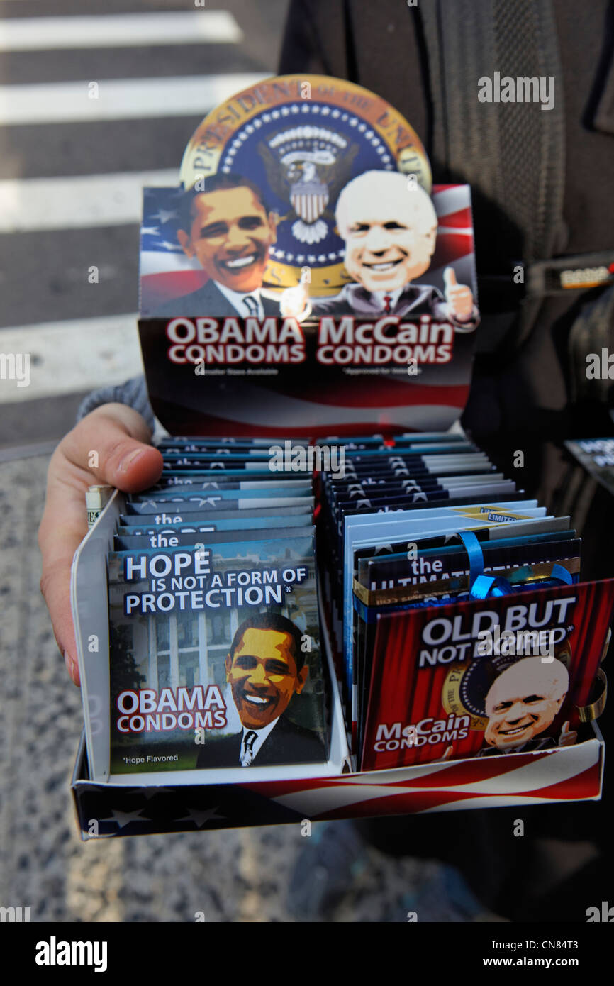 Stati Uniti, New York City, Manhattan, preservativi con l'ultimo dei candidati alle elezioni presidenziali, Barack Obama et John Foto Stock