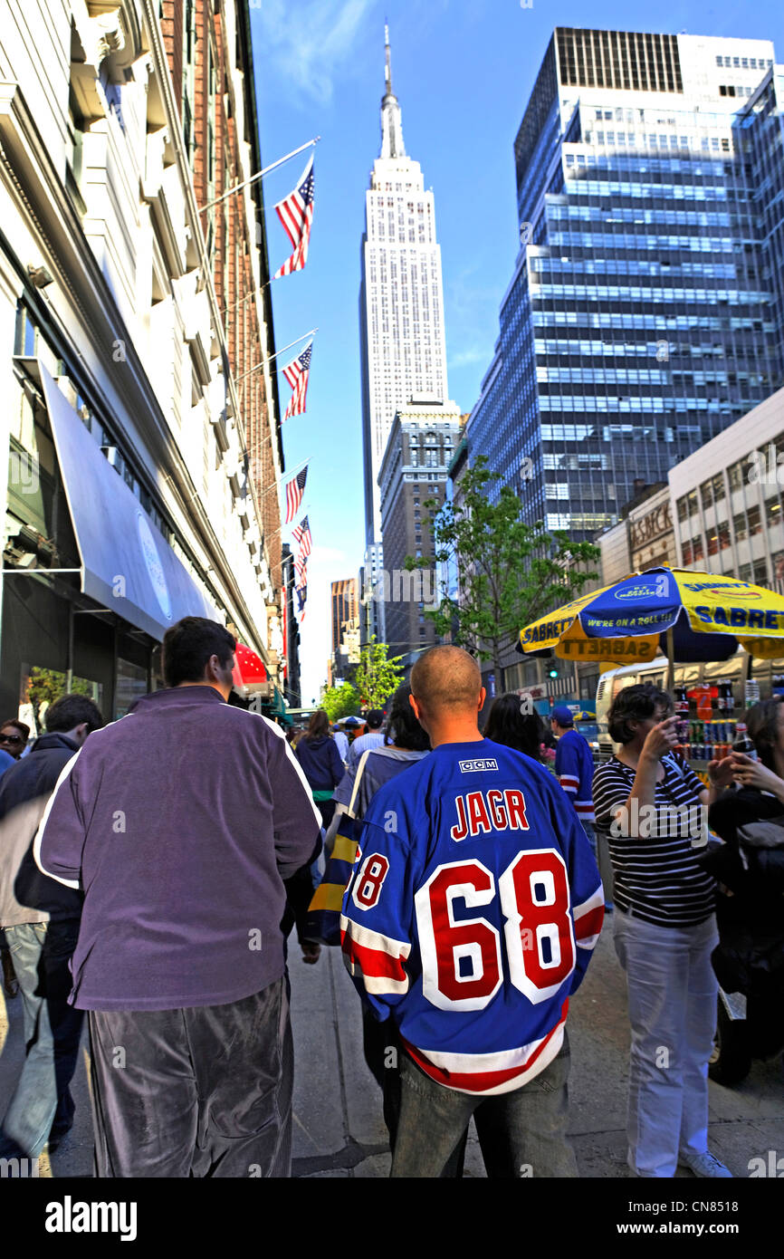 Stati Uniti, New York City Manhattan Midtown, 34th street, sostenitore di New York Rangers maglie al termine di una partita, Foto Stock