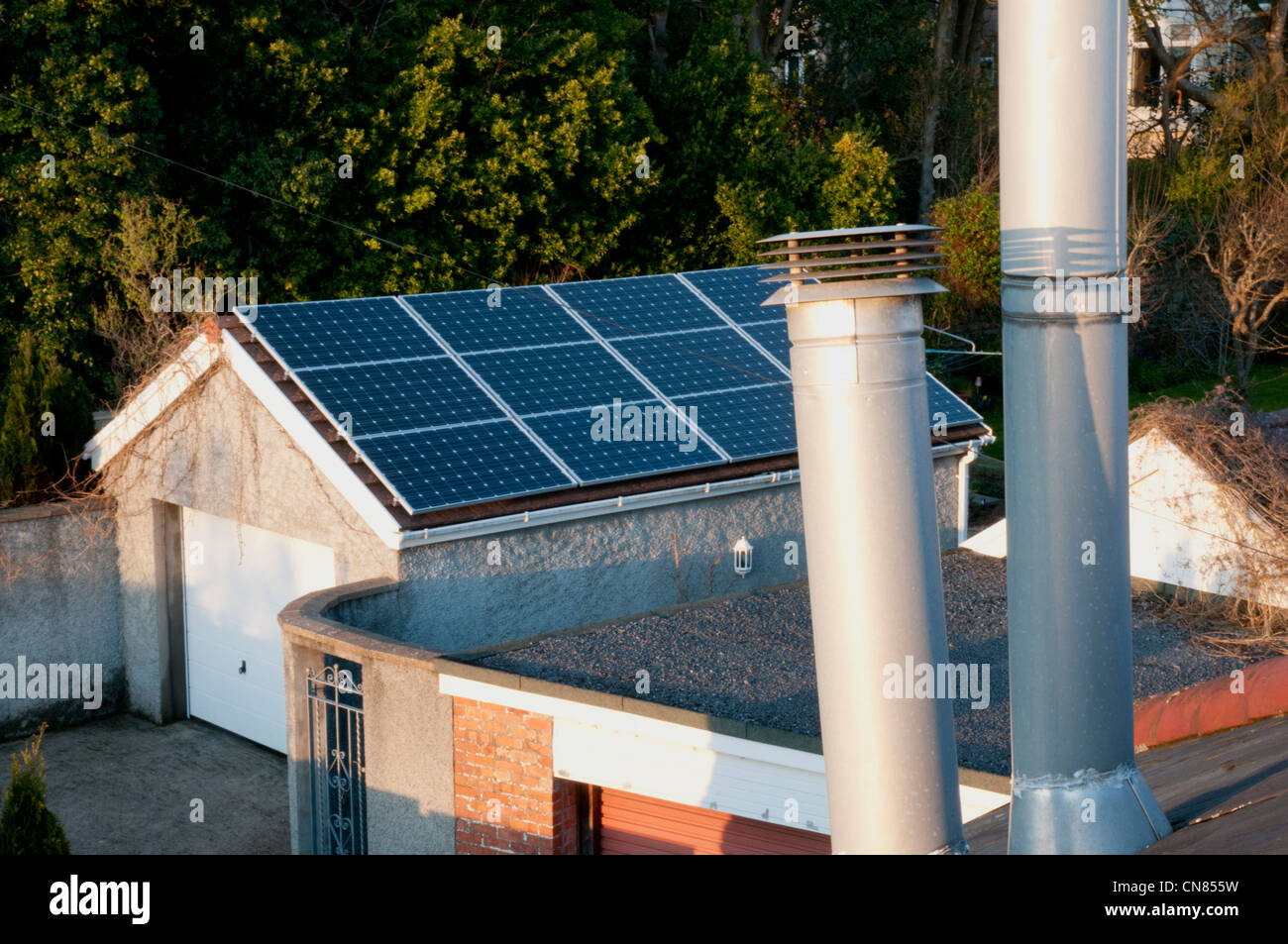 Energia solare e potenza gas nella proprietà domestica Foto Stock