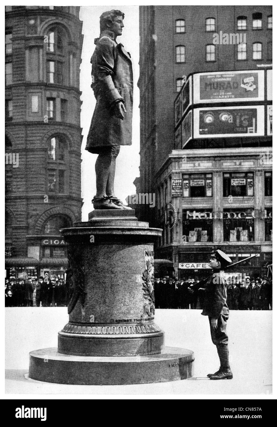 Pubblicato per la prima volta 1917 Statua Nathan Hale City Hall Square New York Patriot Hero Foto Stock