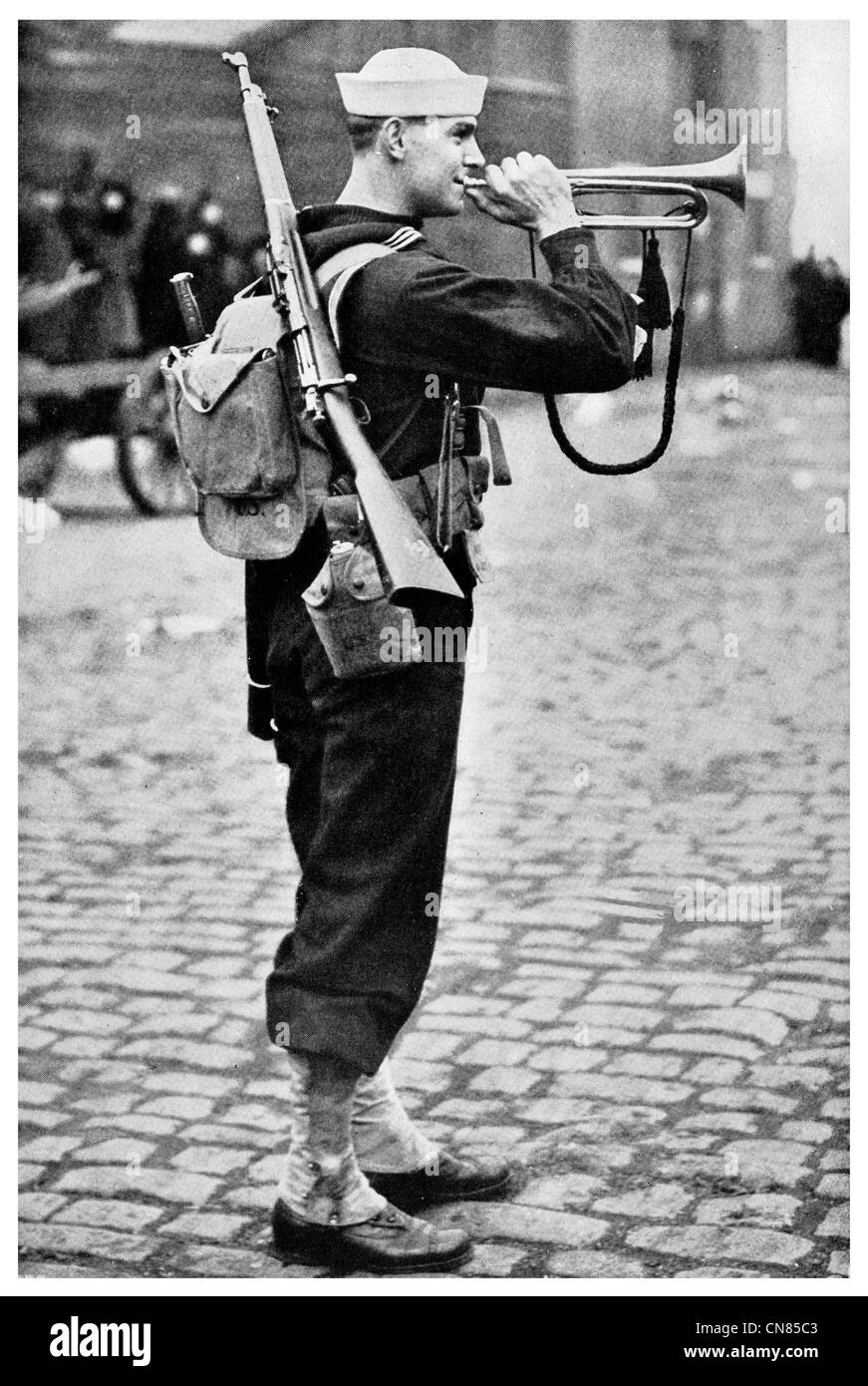 Pubblicato per la prima volta 1917 Marina navale Bugler Milizia di suonare uno strumento chiamata Bugle noi U.S.A. America American sailor Foto Stock