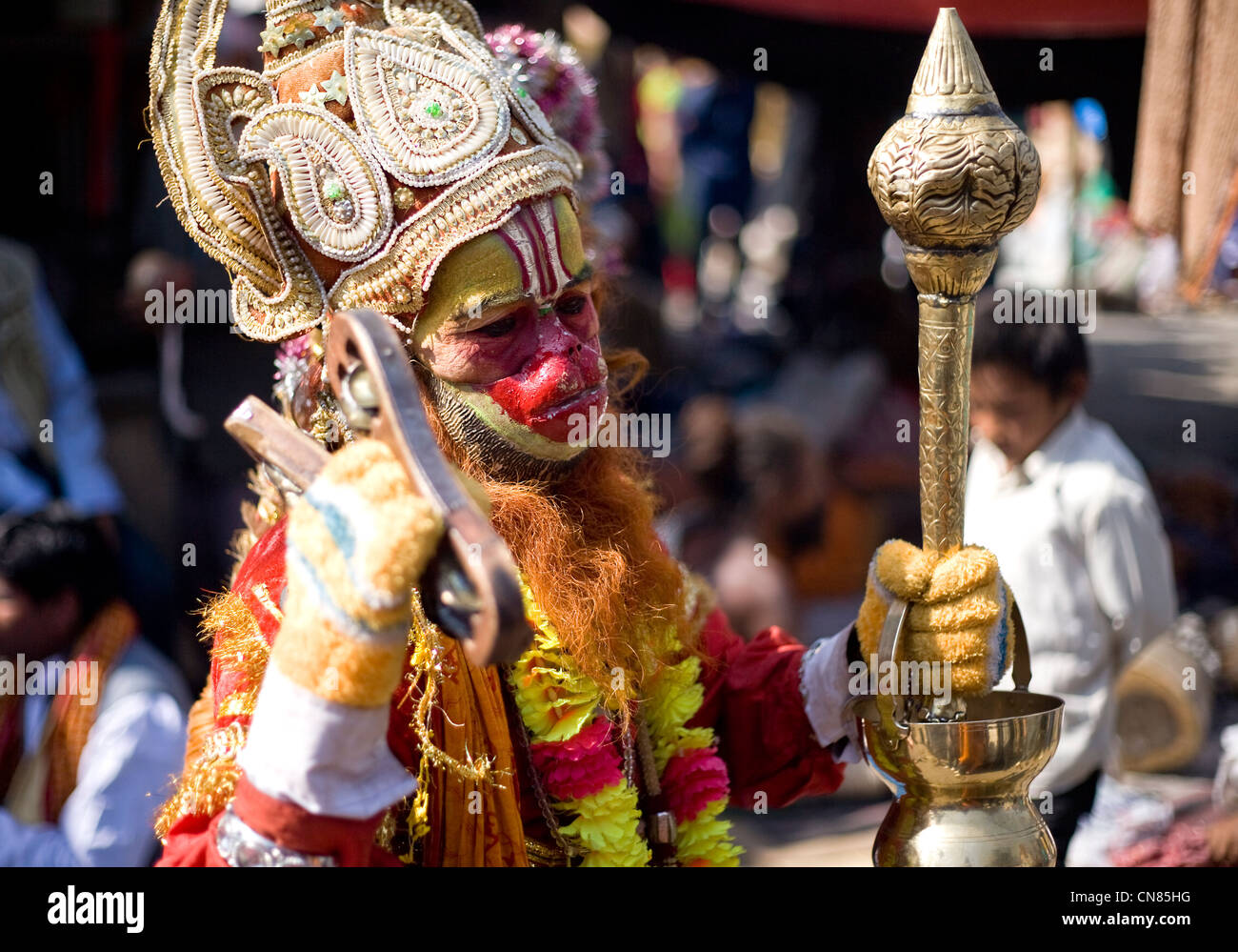 Uomo vestito da dio indù Hanuman durante Shivaratri festival di Pashupatinath Foto Stock