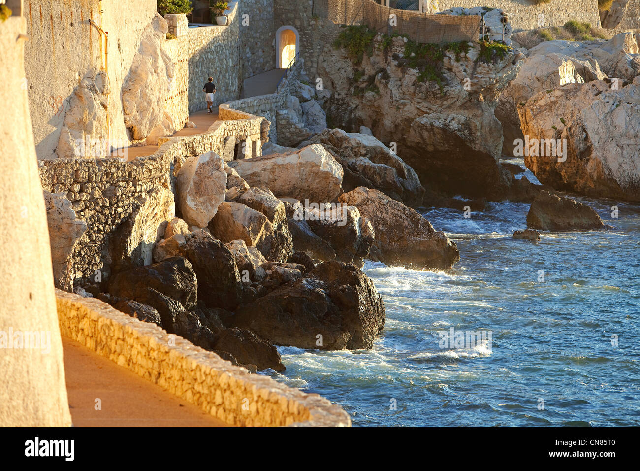 Francia, Alpes Maritimes, Cap d'Ail, Pointe des Douaniers, il sentiero costiero Foto Stock