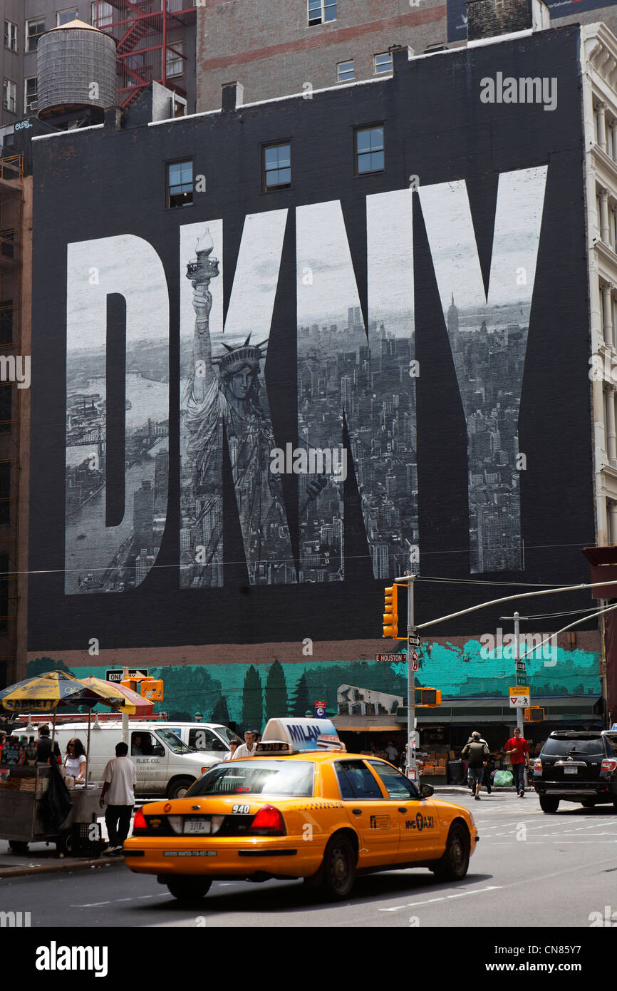 Stati Uniti, New York City, Manhattan, parete di pubblicità per DKNY Foto Stock
