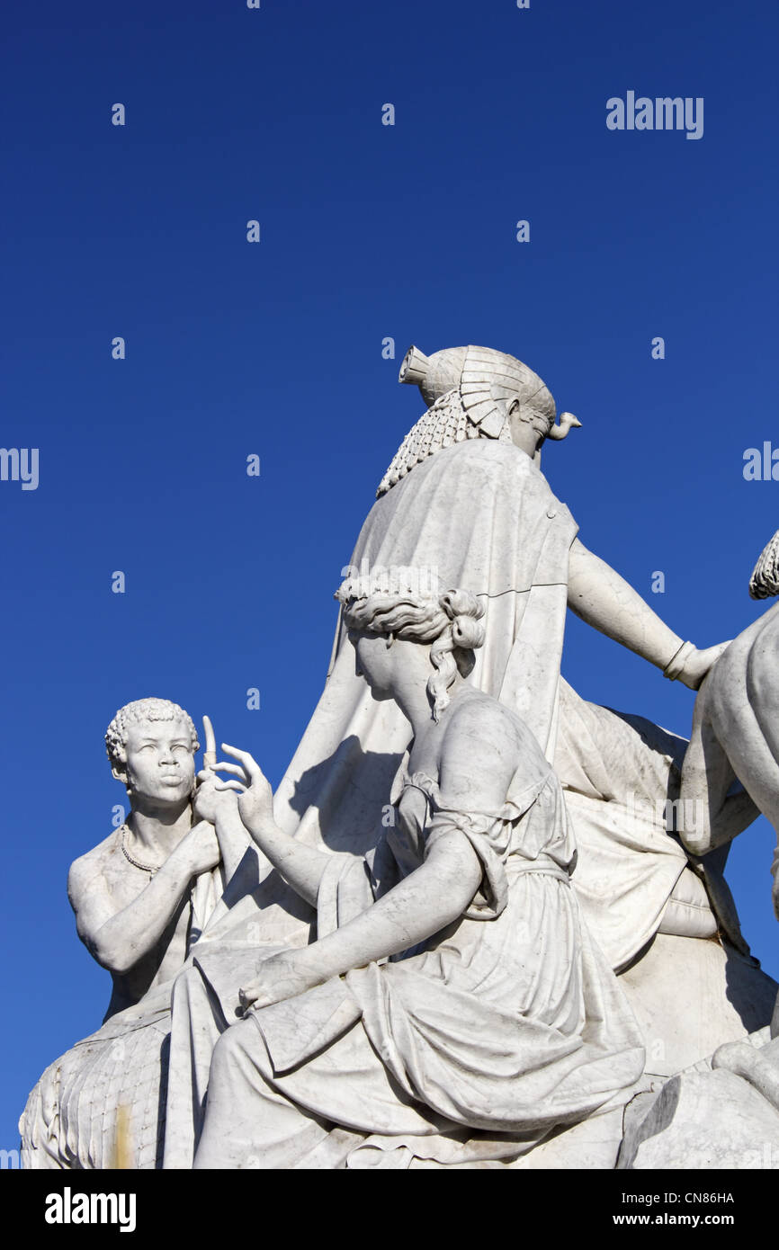 Gruppo scultoreo che rappresenta "l'Africa" di William Theed, l'Albert Memorial, i giardini di Kensington, London, England, Regno Unito Foto Stock