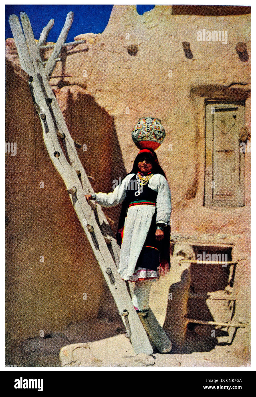 Pubblicato per la prima volta 1916 Water carrier di Acoma Nuovo Messico in mattoni di fango casa scala di legno di legno Foto Stock