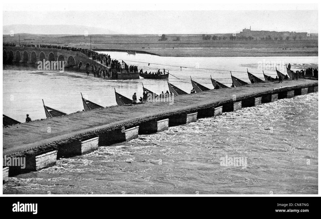 Pubblicato per la prima volta 1916 Bridge barca fiume Tigri a Mosul Mesopotamia. Foto Stock