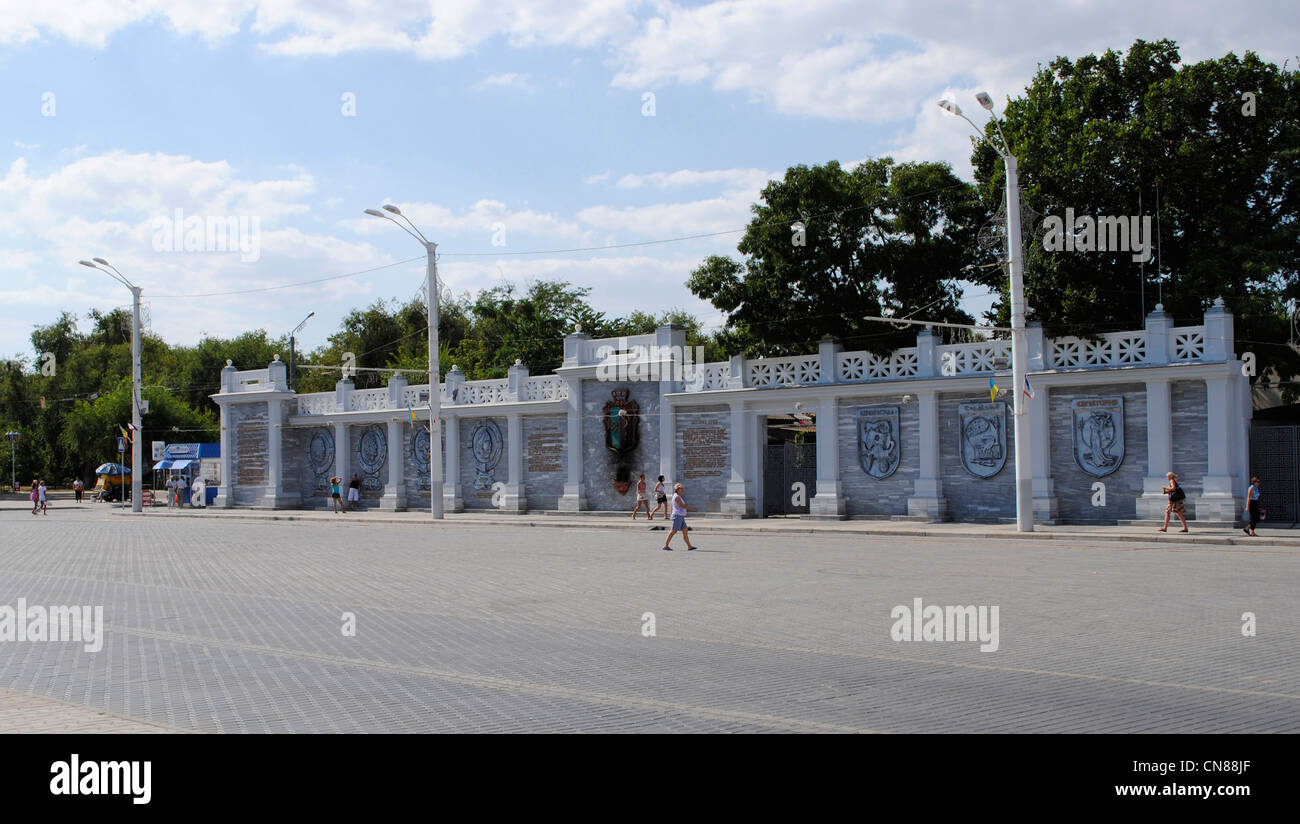 L'Ucraina. Repubblica autonoma di Crimea. Eupatoria. La piazza del teatro. Il bassorilievo raffigurante 2500 anni della città. Foto Stock
