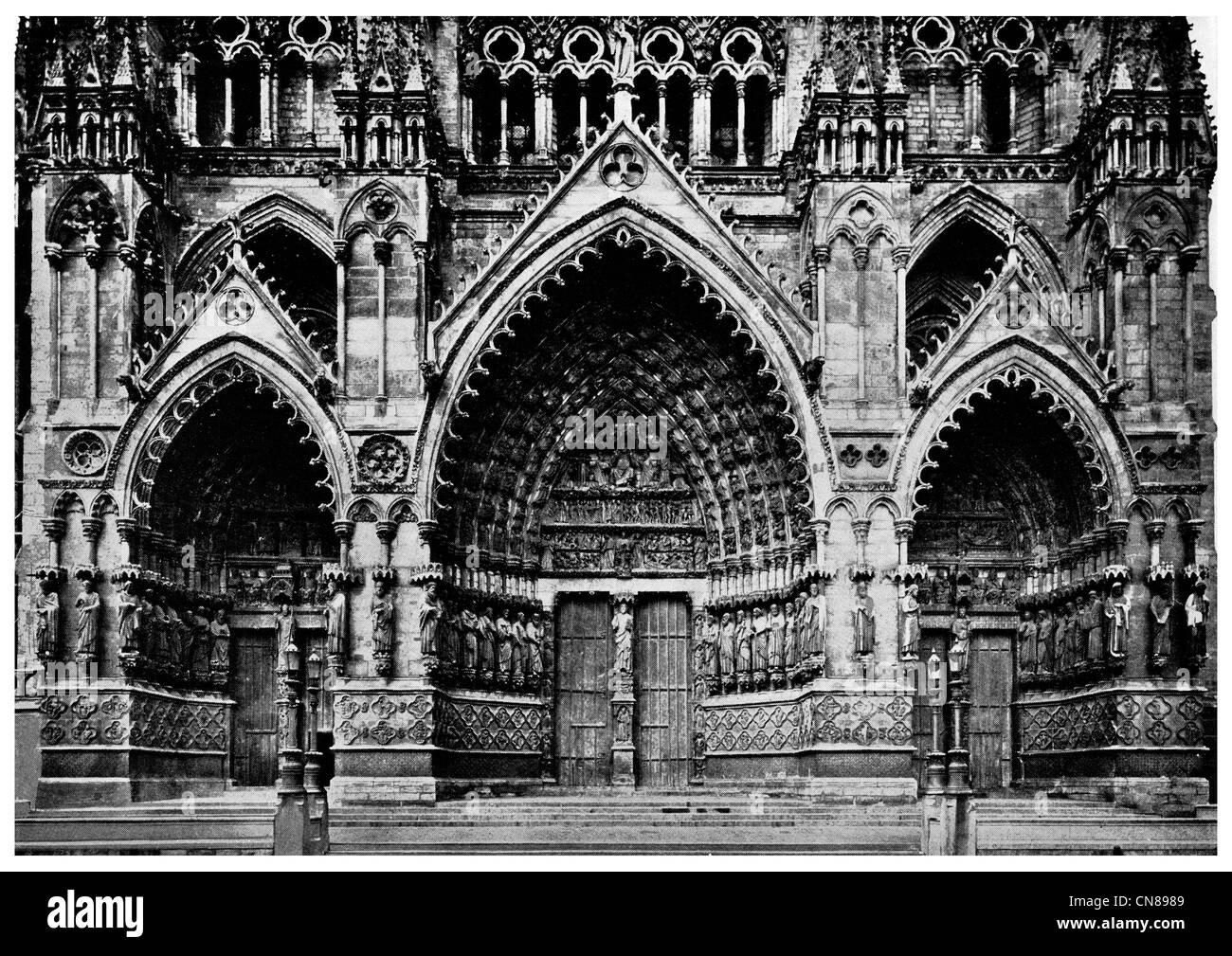 Pubblicato per la prima volta 1915 Cattedrale di Nostra Signora di Amiens Francia porta Foto Stock