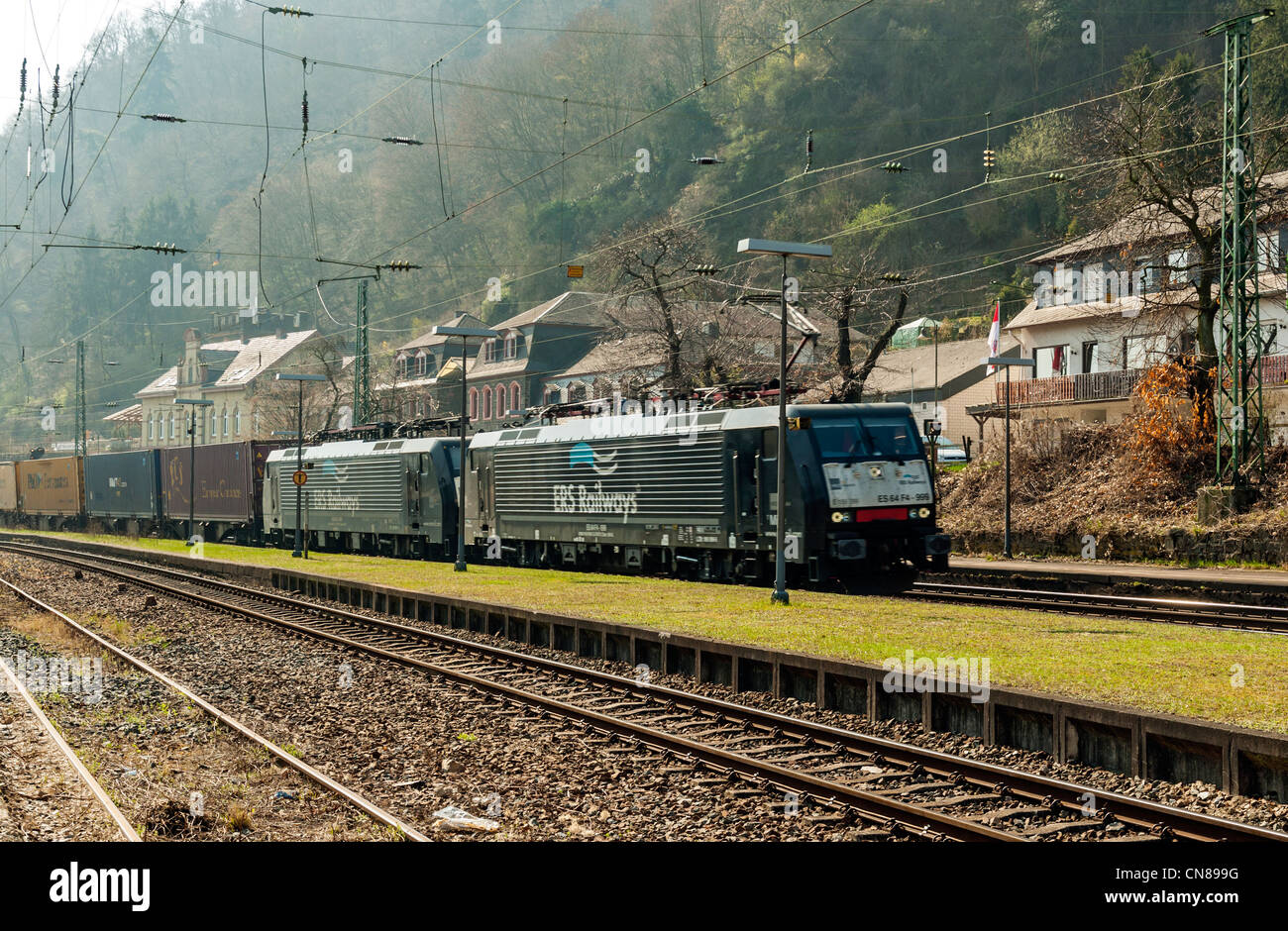 ERS treno merci passando attraverso Bacharach nell'UNESCO elencati "Valle del Reno superiore e centrale', Renania Palatinato, Germania. Foto Stock