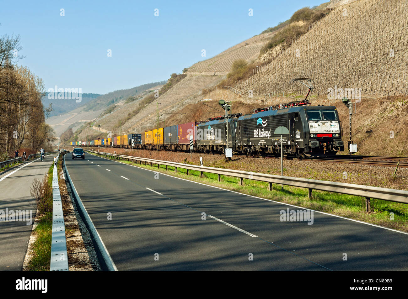 Treno vicino a Boppard nell'UNESCO elencati "Valle del Reno superiore e centrale', Renania Palatinato, Germania. Foto Stock