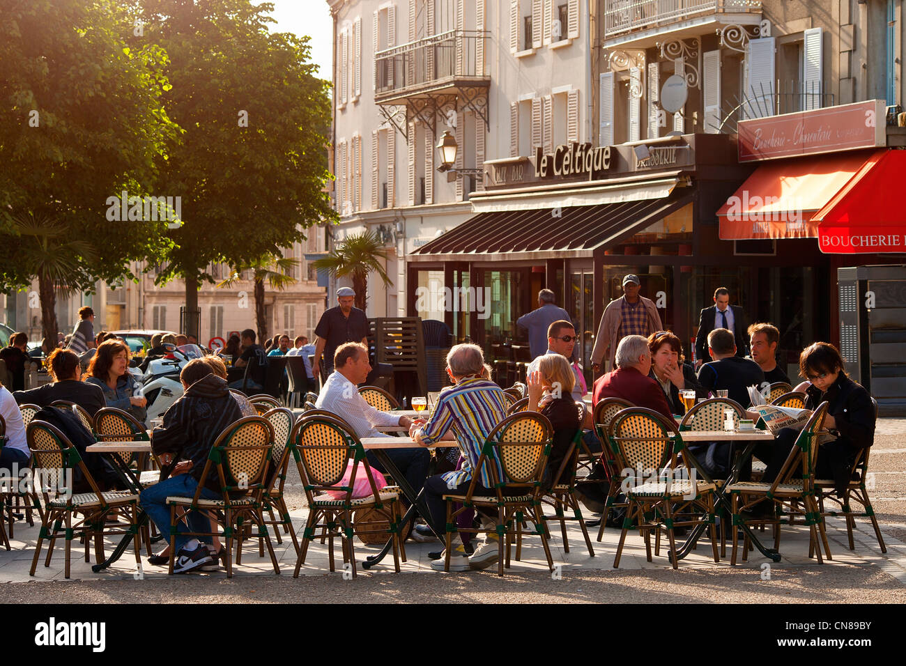 Francia, Yvelines, Rambouillet, terrazza sulla pubblica piazza nel donwtown Foto Stock